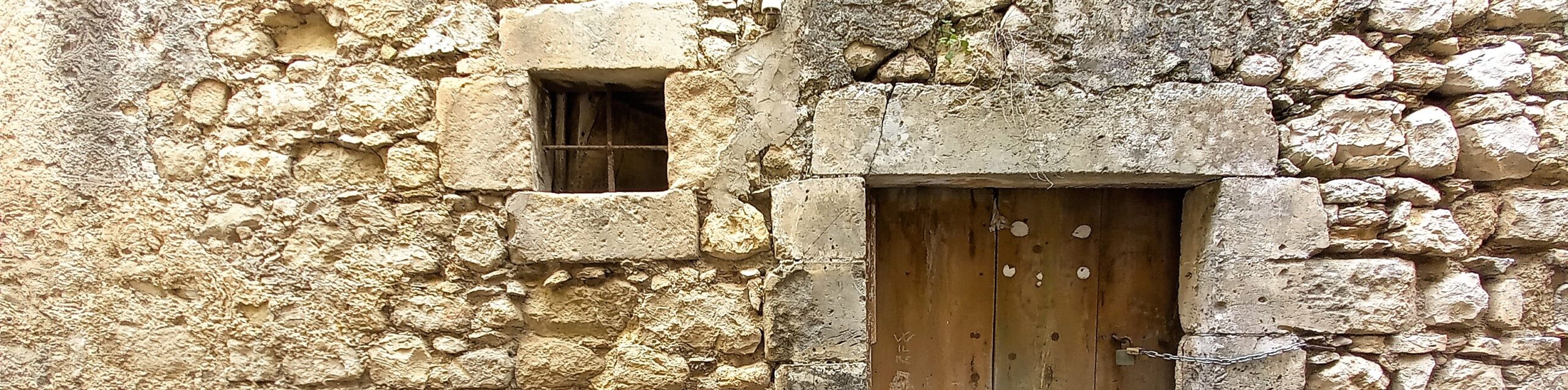 case di pietra porte di legno ibla visionaria ragusa sicily needs love