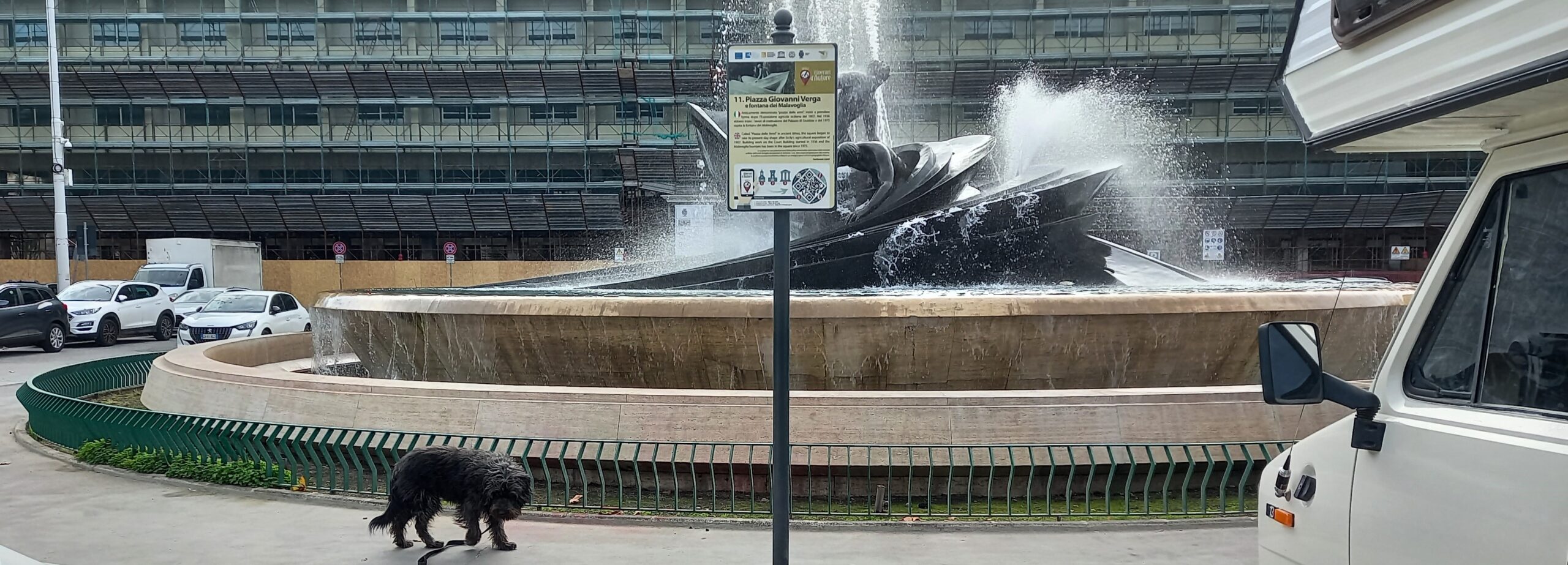 piazza giovanni verga fontana avvolta da un posteggio